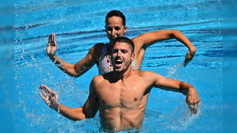 Hombres ya podrán competir en natación artística en Juegos Olímpicos 2024 