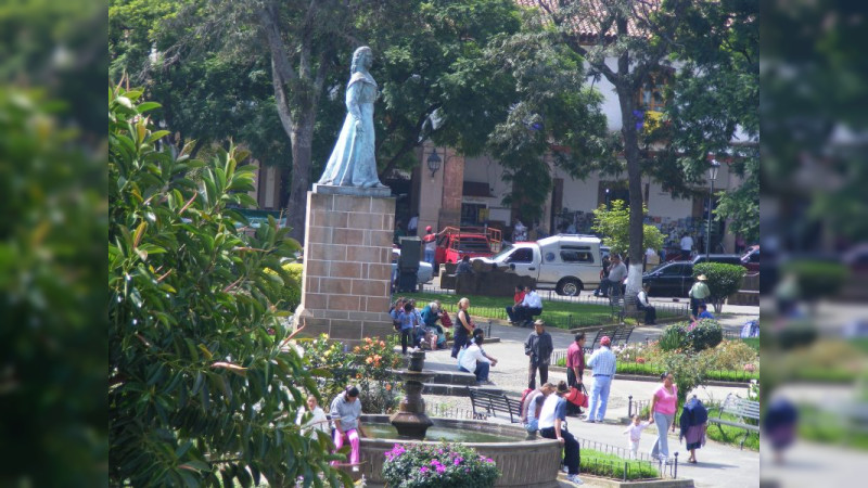 Atacan robacoches en el centro de Pátzcuaro: Usan pasamontañas, pistolas y la violencia en la plaza principal 