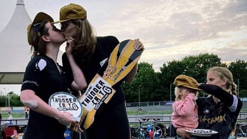 Mujeres transgénero ganan competencia de ciclismo en Inglaterra y causa polémica  