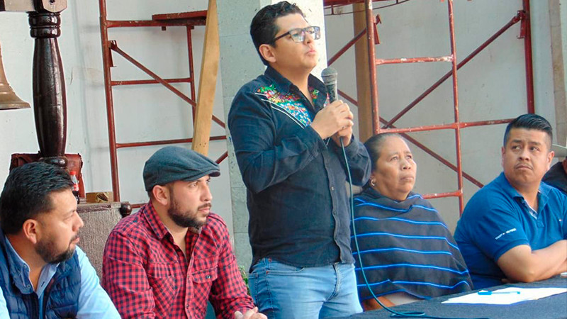 En puerta, Tianguis Artesanal de Domingo de Ramos, en Uruapan