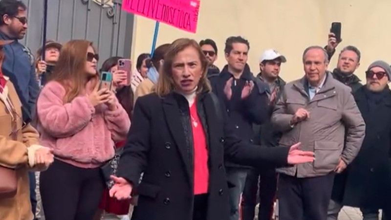 Mexicanos en España se reúnen frente a la embajada de México para manifestar a favor del INE  