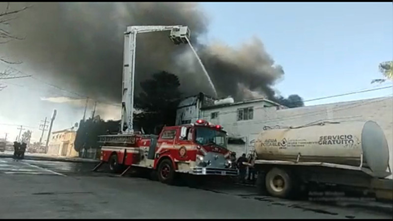 En Villa Juárez, Chihuahua, se registra un fuerte incendio que consume bodega 