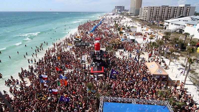 Spring Breakers hacen presencia en playas mexicanas a pesar de recomendaciones de EE.UU. 