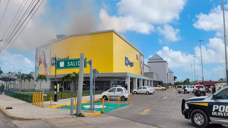 Evacúan a 300 personas tras incendio registrado en Coppel Cancún 