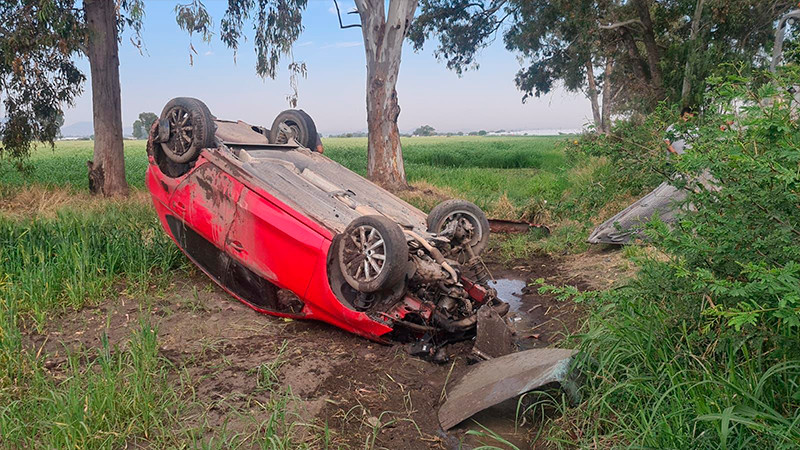 Se Sale Del Camino Y Vuelca En Una Pequeña Laguna En Villa Unión