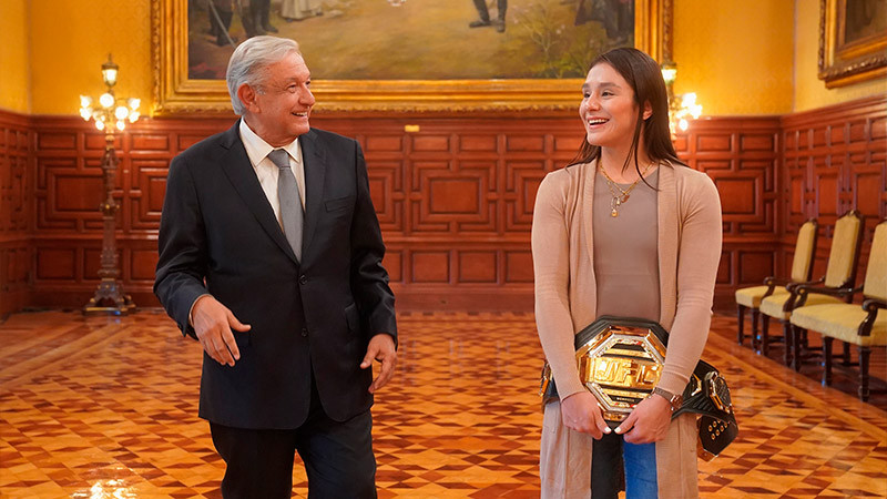 AMLO recibe a Alexa Grasso, Campeona de UFC en Palacio Nacional 