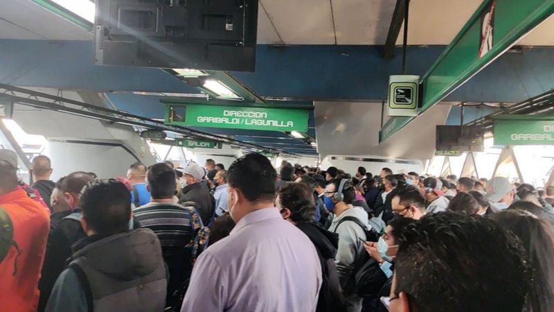 Problema en tren provoca retrasos en la línea 8 del metro de la CDMX 