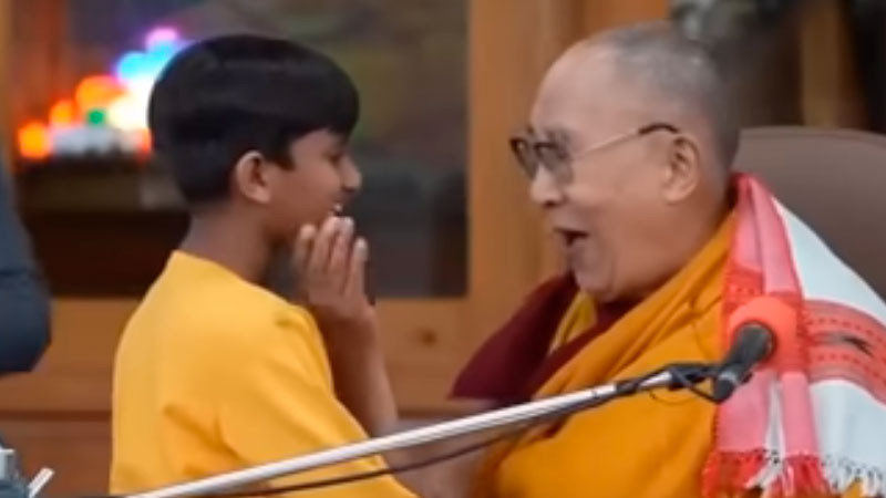 Dalai Lama genera polémica al besar a menor en la boca y pedirle que le ‘chupe’ la lengua