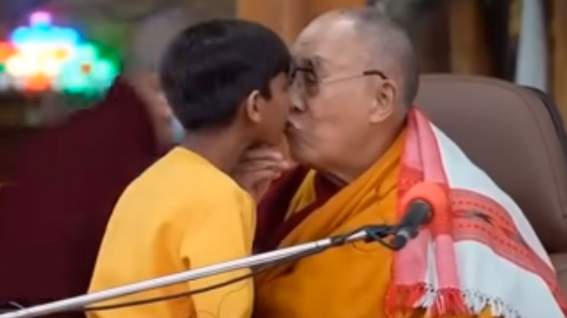 Dalai Lama genera polémica al besar a menor en la boca y pedirle que le ‘chupe’ la lengua