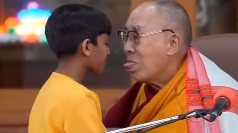 Dalai Lama genera polémica al besar a menor en la boca y pedirle que le ‘chupe’ la lengua