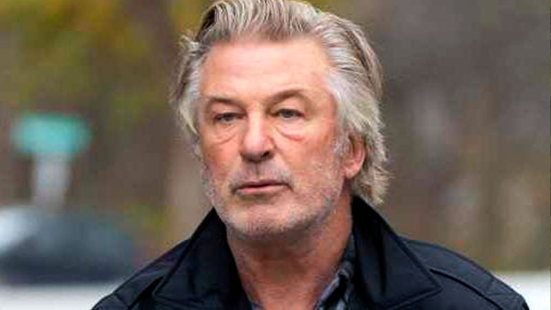 Retiran cargo por homicidio involuntario a Alec Baldwin 