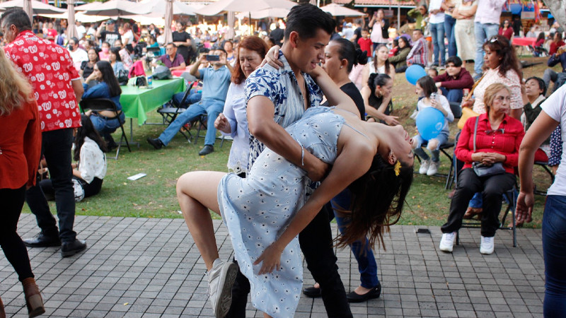 Viven mamás festejo rumbero en el Festival Michoacán de Origen