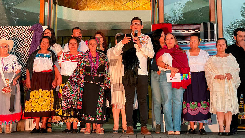 Cautivan artesanos con sus textiles en pasarela del Festival Michoacán de Origen