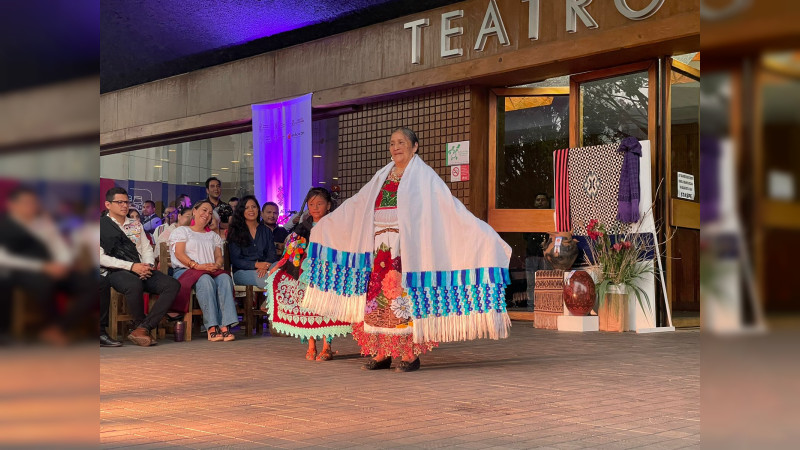 Cautivan artesanos con sus textiles en pasarela del Festival Michoacán de Origen