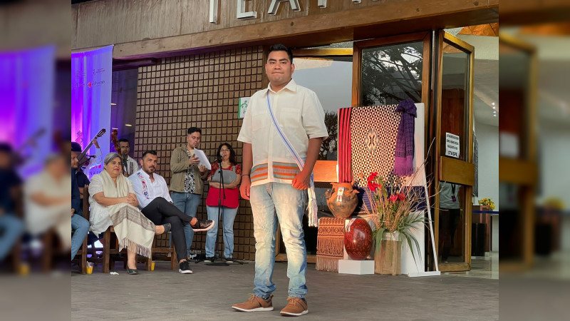 Cautivan artesanos con sus textiles en pasarela del Festival Michoacán de Origen