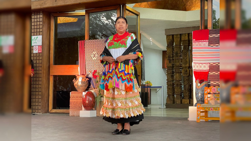 Cautivan artesanos con sus textiles en pasarela del Festival Michoacán de Origen