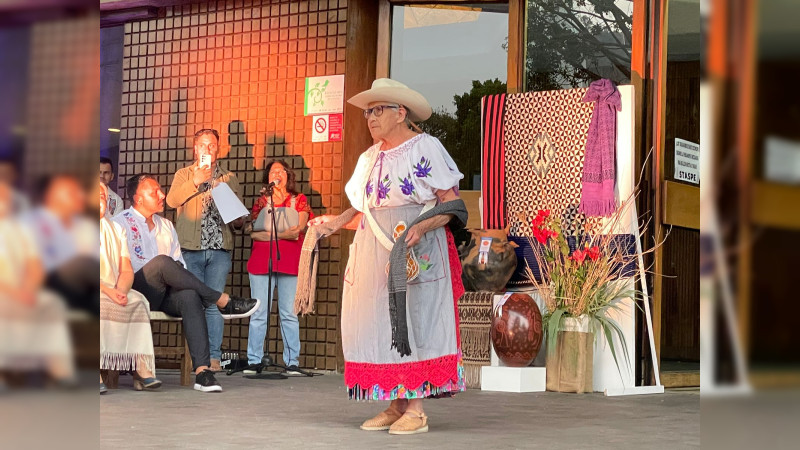 Cautivan artesanos con sus textiles en pasarela del Festival Michoacán de Origen