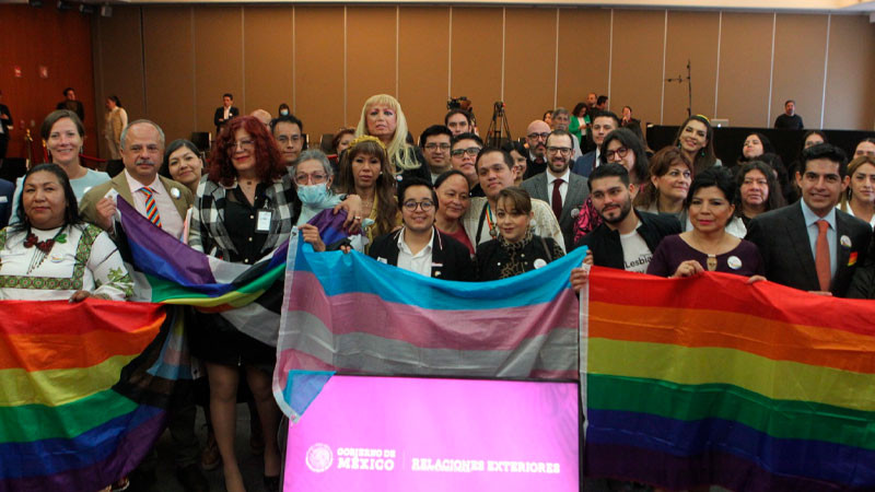 SRE conmemora el 17 de mayo con la contratación de una mujer transexual 