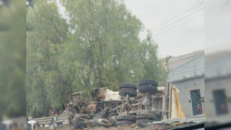 Camión vuelca sobre puente Constituyentes en Celaya, Guanajuato  