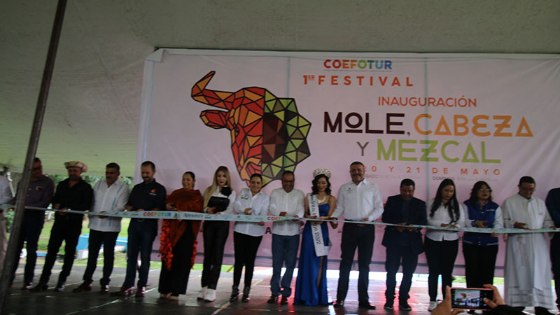 El presidente Municipal, José Luis Téllez Marín, inauguró el Primer Festival de Mole, Cabeza y Mescal.