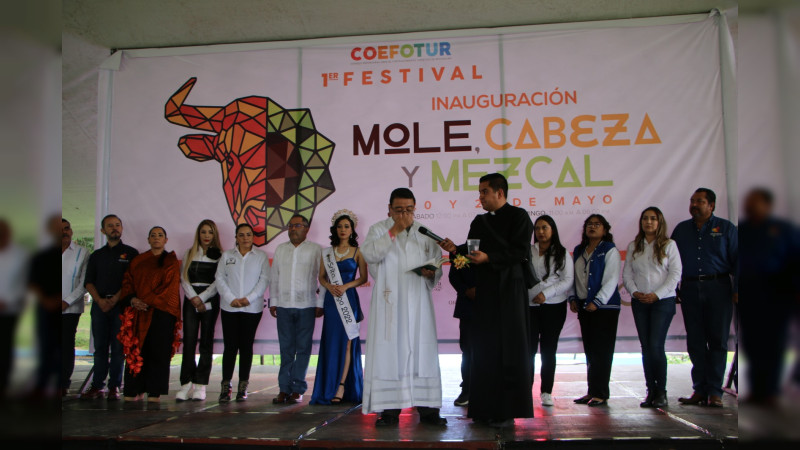 El presidente Municipal, José Luis Téllez Marín, inauguró el Primer Festival de Mole, Cabeza y Mescal.