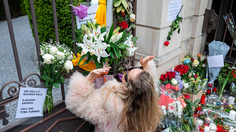 Fans rinden homenaje a Tina Turner afuera de su casa en Suiza 