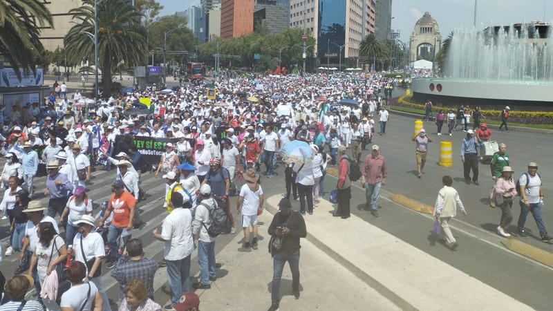 Población se congrega en la CDMX y realiza marcha en defensa de la Suprema Corte 