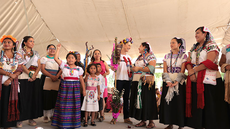 Claudia Sheinbaum recibe bastón de mando por mujeres en Xochimilco 