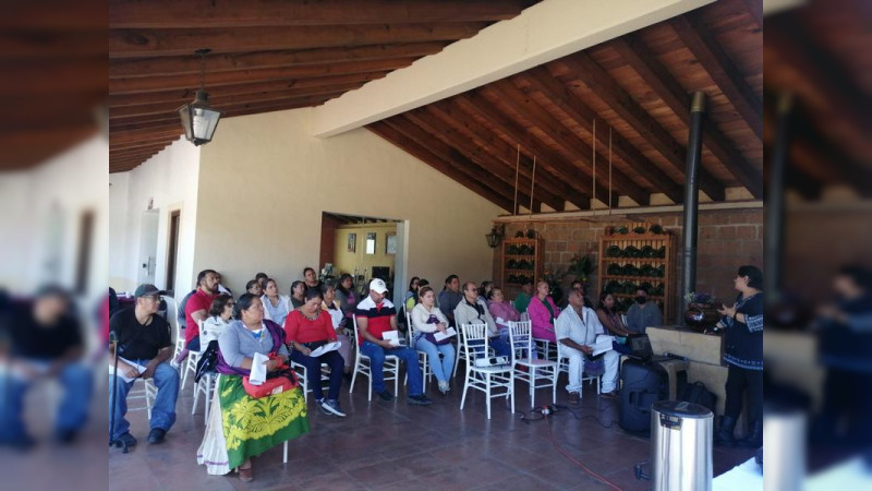 Sectur capacita a vendedores de alimentos para fortalecer turismo en Pátzcuaro