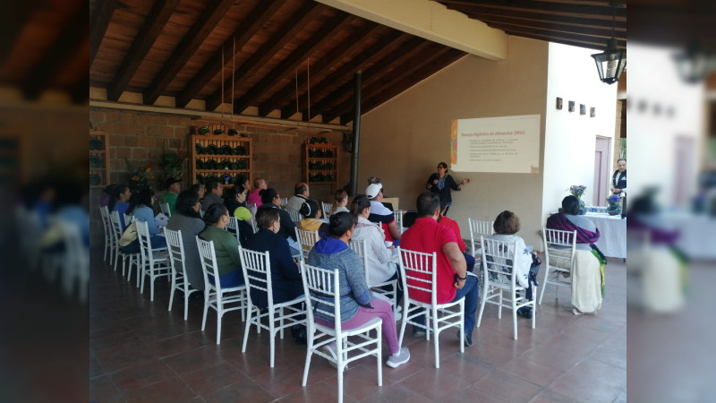 Sectur capacita a vendedores de alimentos para fortalecer turismo en Pátzcuaro