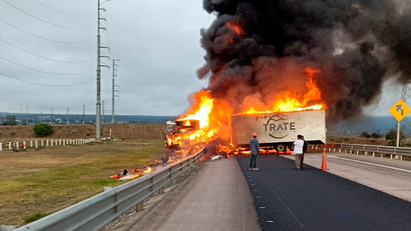 Choque e incendio de unidades pesadas en la autopista México-Tuxpan deja una persona muerta  