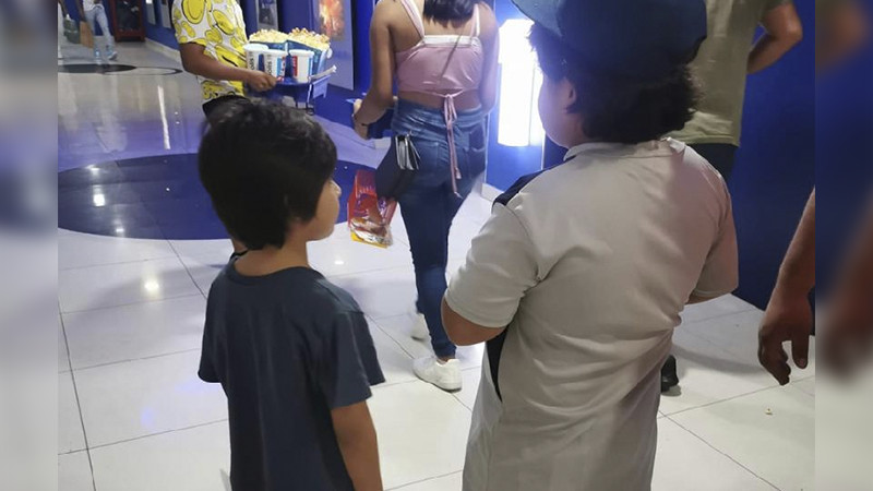 Encuentran 2 menores abandonados en cine; se desconoce el paradero de la madre 