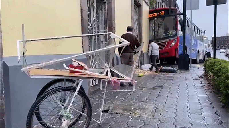 Camión se impacta en pleno centro de Toluca y embiste dos puestos ambulantes; hay más de 10 lesionados 