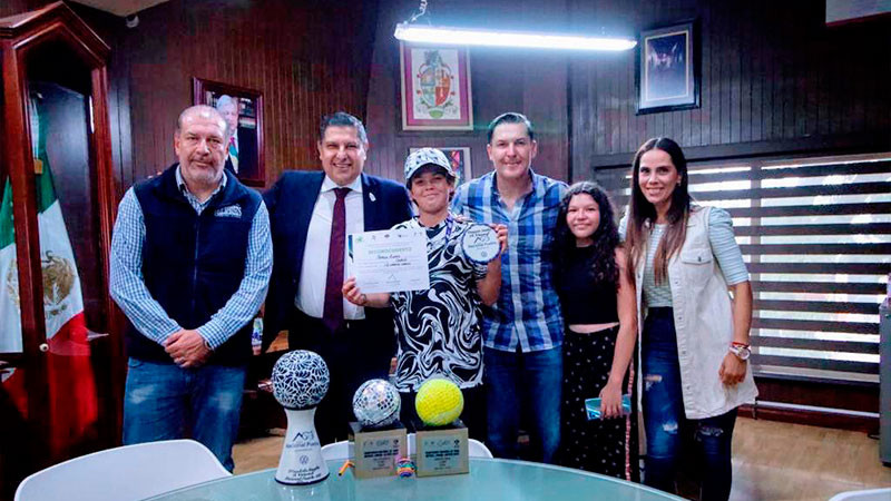 Nacho Campos recibe a Patricio Álvarez Chávez, uruapense promesa del tenis mexicano