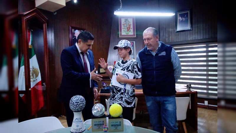 Nacho Campos recibe a Patricio Álvarez Chávez, uruapense promesa del tenis mexicano