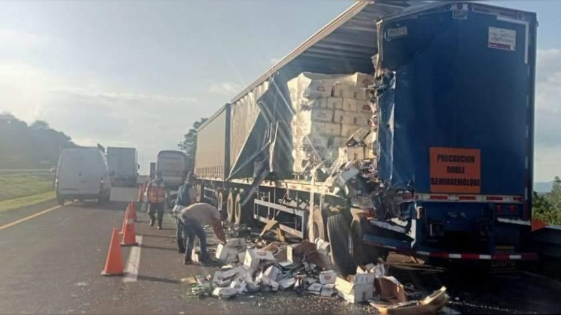 Chocan autobús y tráiler en la autopista Morelia – Guadalajara: Hay 13 heridos 