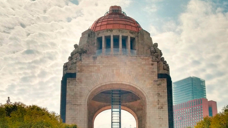 CDMX: Se registra balacera cerca del Monumento a la Revolución, hay dos personas heridas 