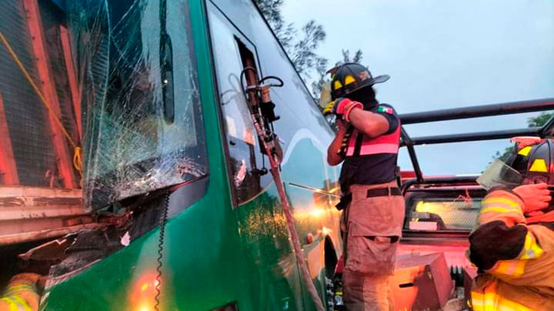 Chofer prensado y al menos 20 lesionados deja choque de autobús en Chilpancingo, Guerrero 