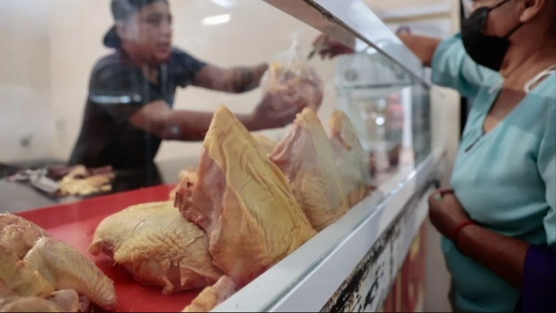 Impuesto del crimen eleva el kilo de pollo a 180 pesos, huevo a 80 y la tortilla en 32, en Apatzingán 