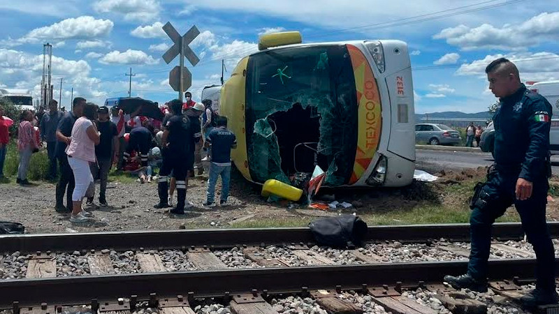 Tren se estrella contra autobús de estudiantes, hay al menos dos muertos, en Hidalgo 