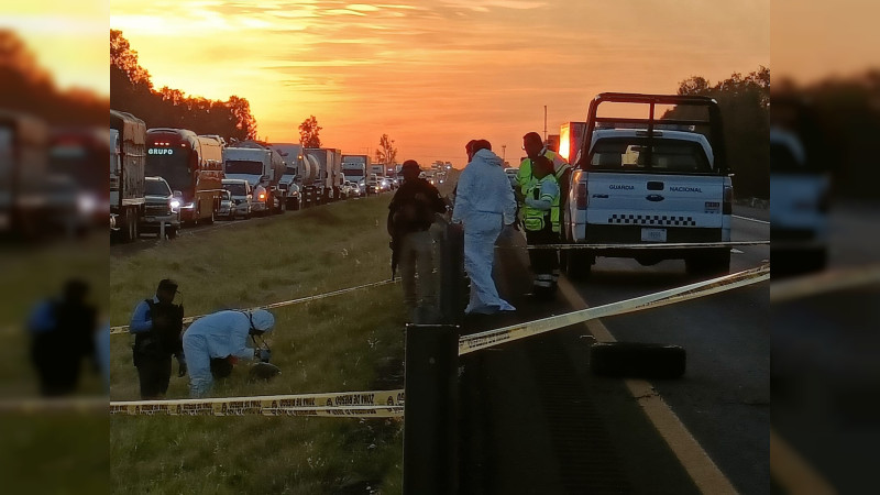 Vuelca camioneta sobre la autopista Apaseo el Grande-Celaya; hay un muerto y una herida 