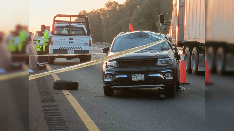 Vuelca camioneta sobre la autopista Apaseo el Grande-Celaya; hay un muerto y una herida 