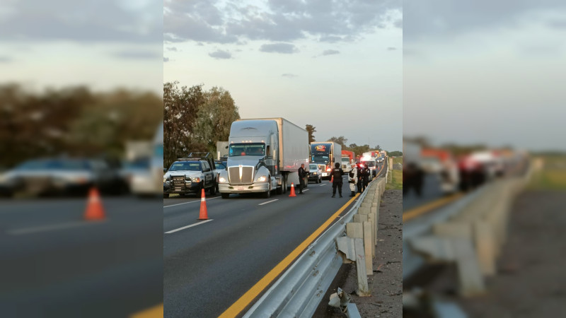 Vuelca camioneta sobre la autopista Apaseo el Grande-Celaya; hay un muerto y una herida 