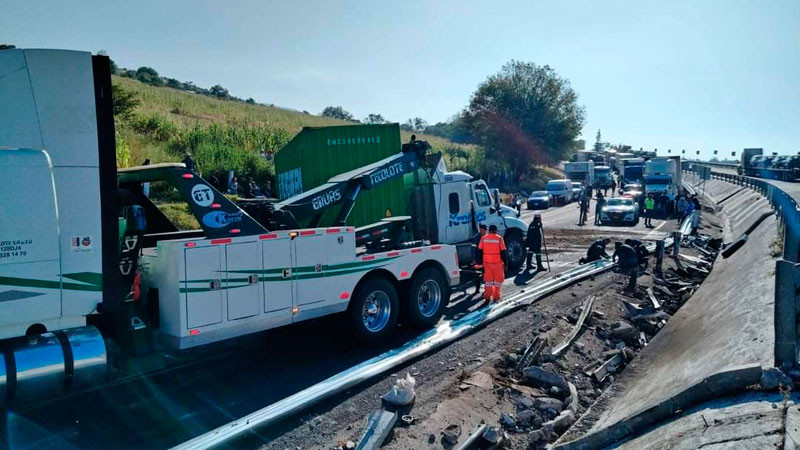 Vuelca tráiler en la de Occidente, solo hubo daños materiales  