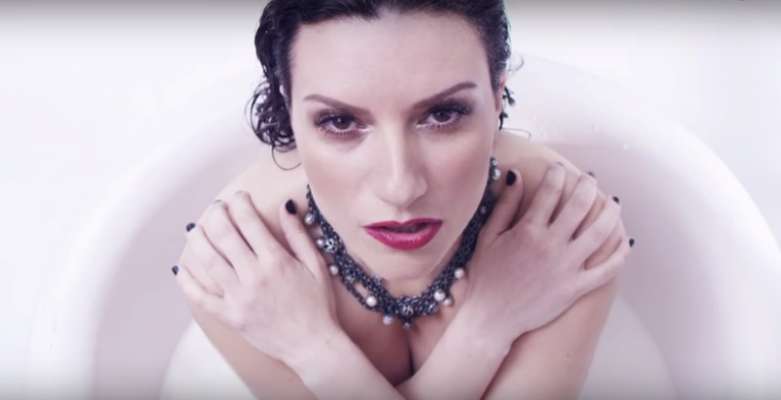 Tremendo Video De Laura Pausini Aparece Desnuda Para Nuevo Video Musical