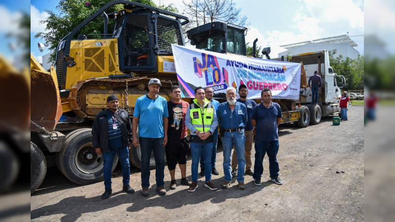 Michoacán envía a Guerrero maquinaria pesada para restablecer vías de comunicación