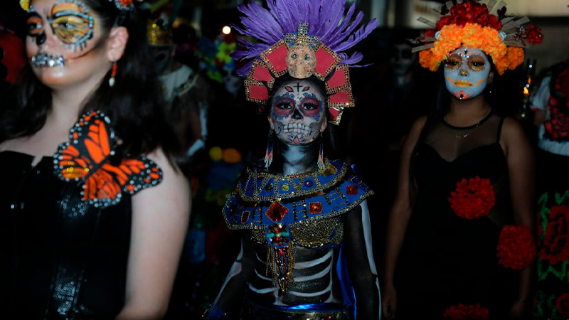 Más de 11 mil personas disfrutaron del primer Desfile de Catrinas y Catrines en Uruapan 