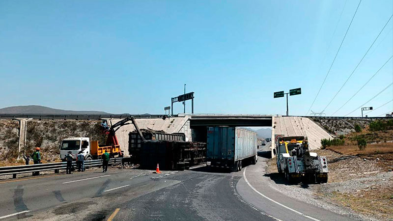 Accidente Entre Tráileres En La Carretera Saltillo-Monterrey Deja A Una ...