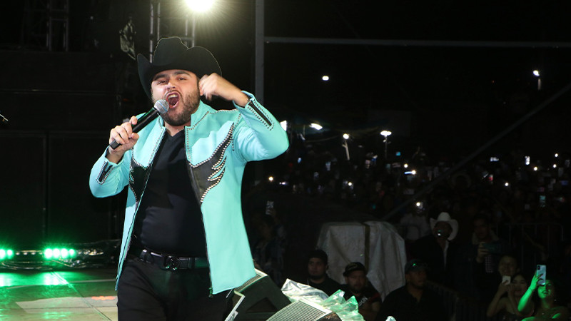 Miles de Ciudadhidalguenses, cantaron y corearon la música de Gerardo Ortiz, en el Foro de Espectáculos de la Feria 