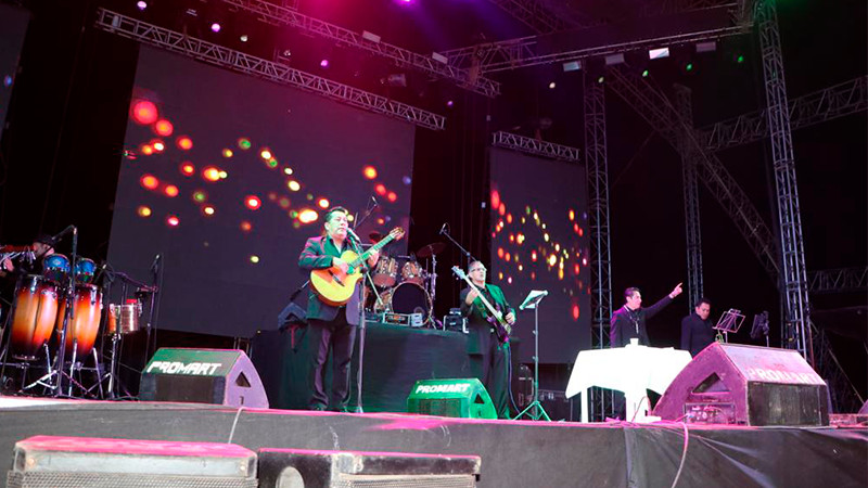 Ciudad Hidalgo vivió una noche romántica con los boleros de Carlos Cuevas en la feria de Todos los Santos